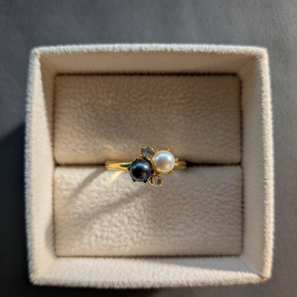 Gold Tone Ring with Faux Black and White Pearls